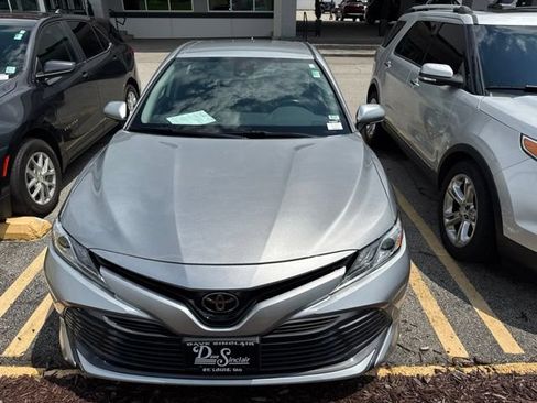 Used 2019 Toyota Camry XLE FWD image 2