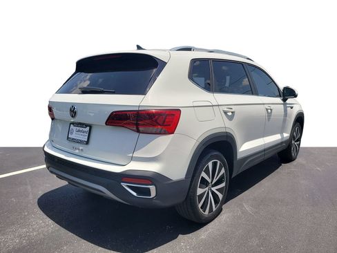Used 2023 Volkswagen Taos SE w/ Panoramic Sunroof Package FWD image 3