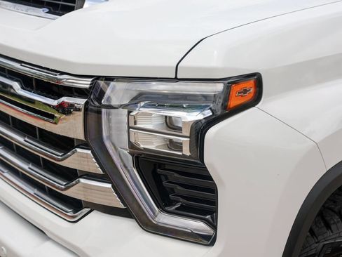 Used 2024 Chevrolet Silverado 2500 High Country w/ Technology Package AWD/4WD image 3