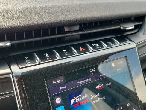 Used 2022 Jeep Grand Cherokee Laredo w/ Luxury Tech Group I AWD/4WD image 23