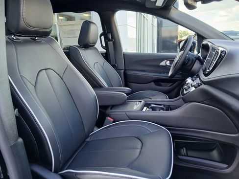 New 2027 Chrysler Pacifica Limited AWD/4WD image 17