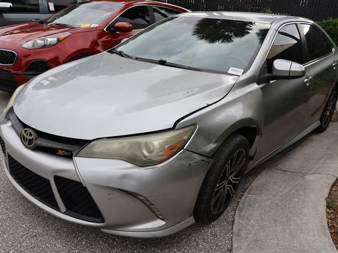 Used 2016 Toyota Camry SE image 2