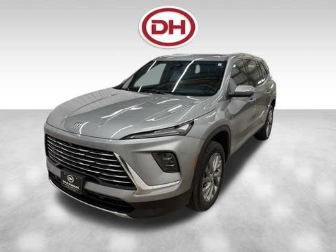 Used 2025 Buick Enclave Preferred AWD/4WD image 9
