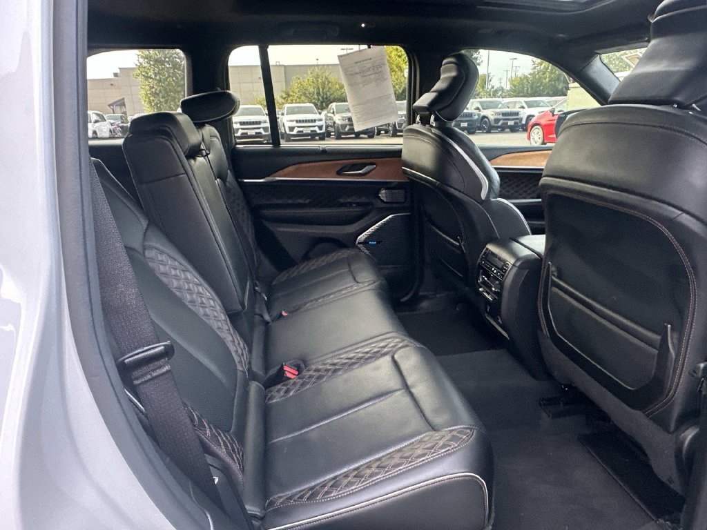 Used 2022 Jeep Grand Cherokee Summit AWD/4WD image 16