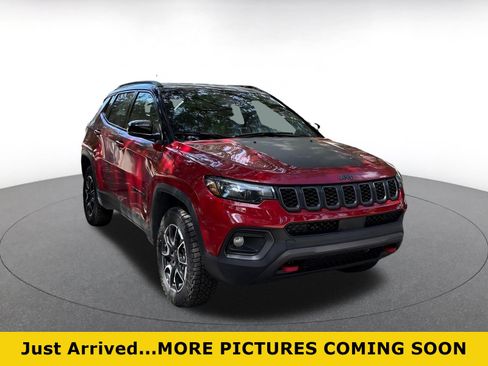 Used 2025 Jeep Compass Trailhawk AWD/4WD image 1