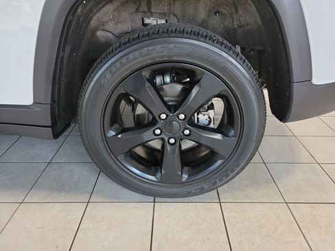 Used 2023 Jeep Grand Cherokee Altitude image 48