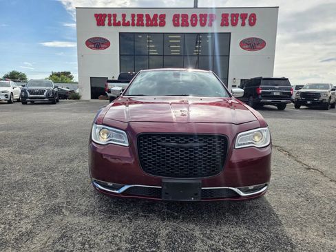 Used 2019 Chrysler 300 Limited AWD/4WD image 2