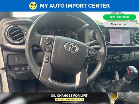 Used 2021 Toyota Tacoma TRD Sport w/ TRD Premium Sport Package AWD/4WD image 9