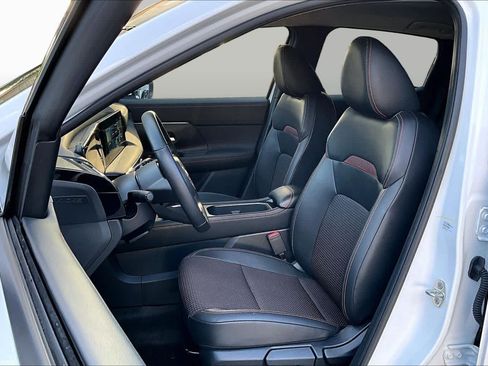 Certified 2025 Nissan Kicks SR FWD image 8