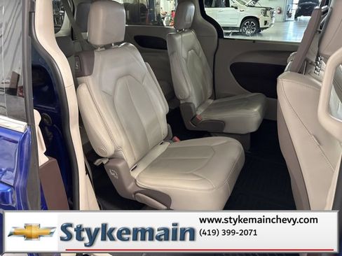 Used 2021 Chrysler Pacifica Touring-L w/ Uconnect Theater Family Group image 20