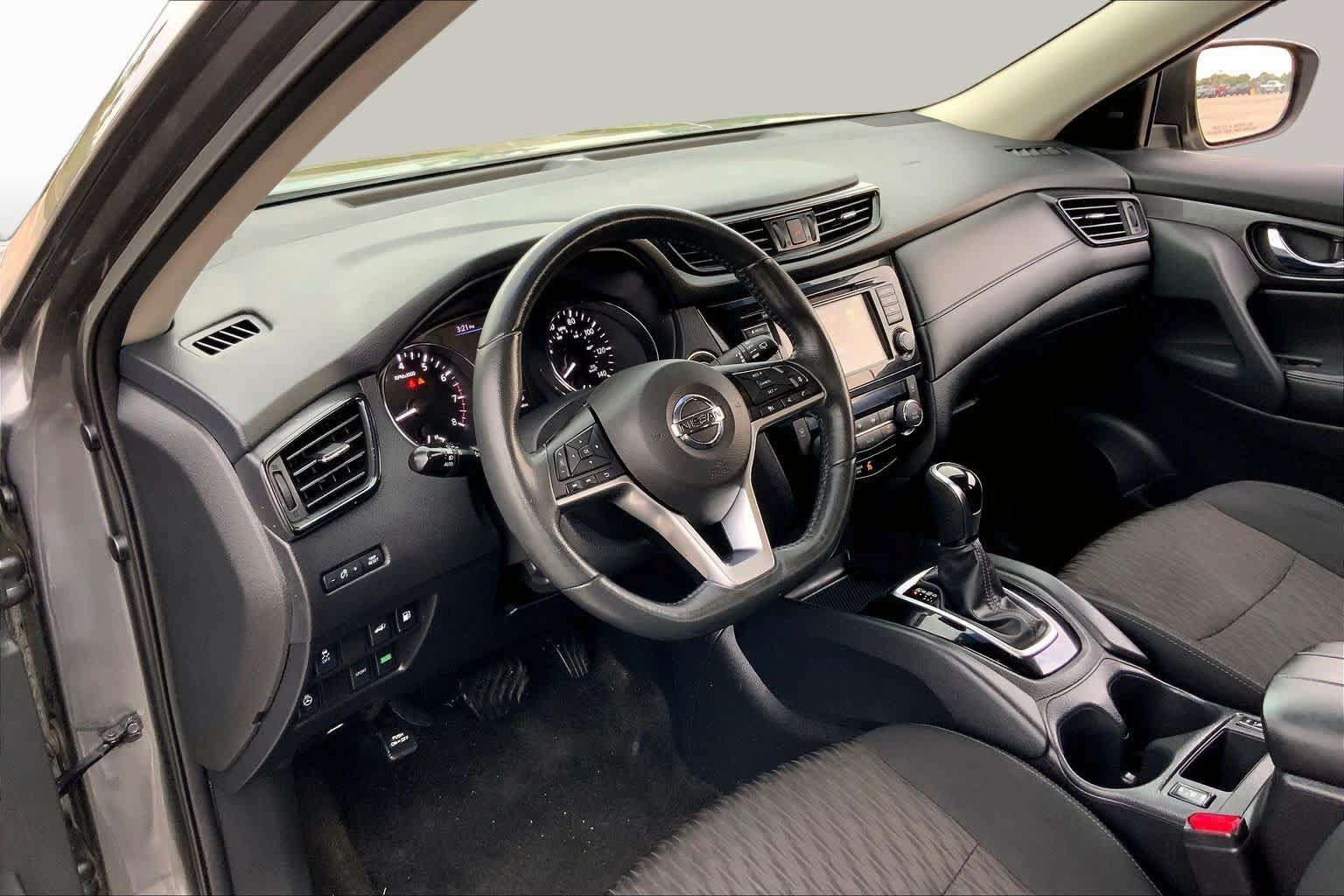Used 2018 Nissan Rogue SV w/ Premium Package FWD image 17