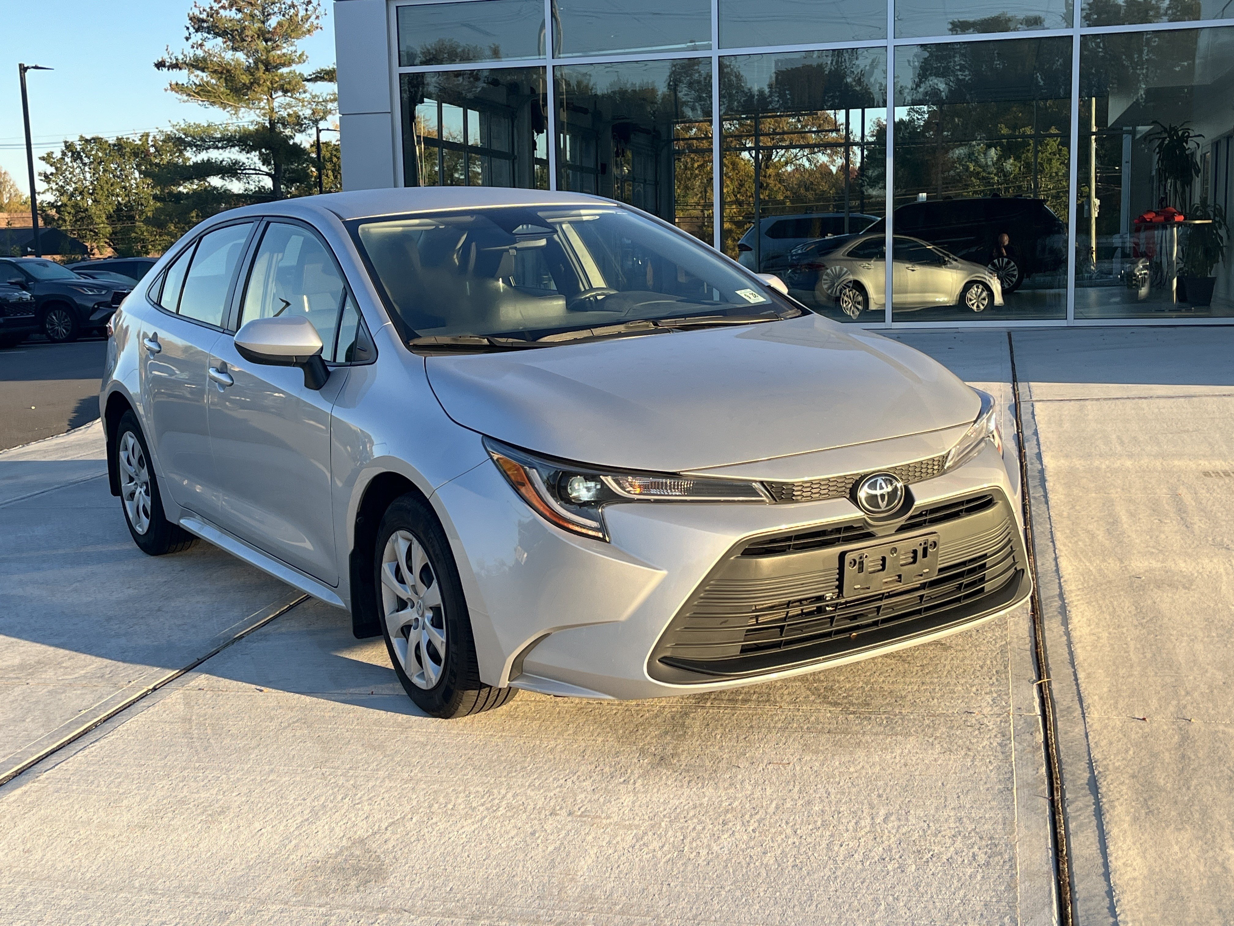 Used 2023 Toyota Corolla LE FWD image 2