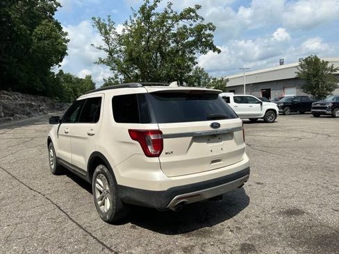 Used 2017 Ford Explorer XLT w/ Equipment Group 202A FWD image 3