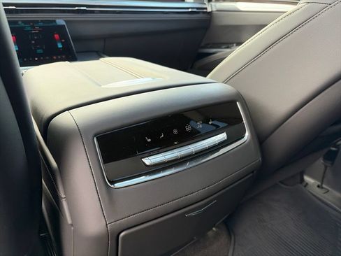 Used 2026 Cadillac Escalade Luxury AWD/4WD image 15