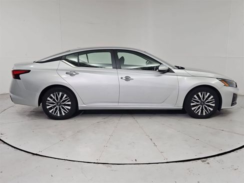 Used 2023 Nissan Altima 2.5 SV image 7