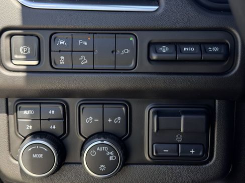 Used 2021 Chevrolet Tahoe Premier w/ Premium Package image 23