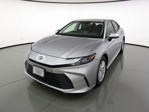 Used 2025 Toyota Camry LE image 3