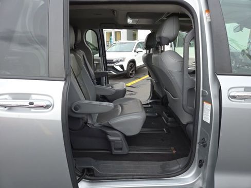 Used 2021 Toyota Sienna Limited image 13
