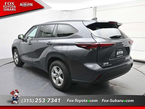 Used 2024 Toyota Highlander LE AWD/4WD image 14
