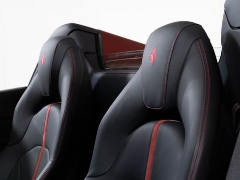 Used 2023 Ferrari F8 Spider image 47