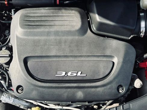 Used 2017 Chrysler Pacifica Limited FWD image 13