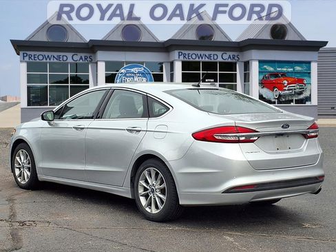 Used 2017 Ford Fusion SE w/ Fusion SE Technology Package image 2