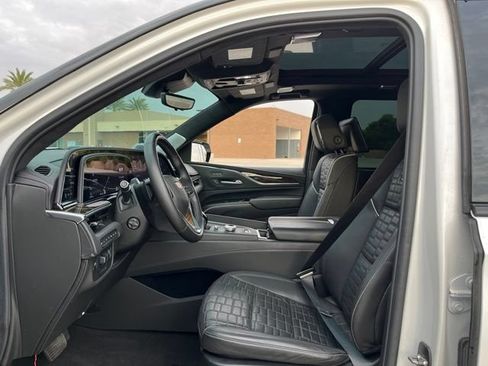 Used 2024 Cadillac Escalade ESV Sport Platinum w/ LPO, ONYX Package AWD/4WD image 11