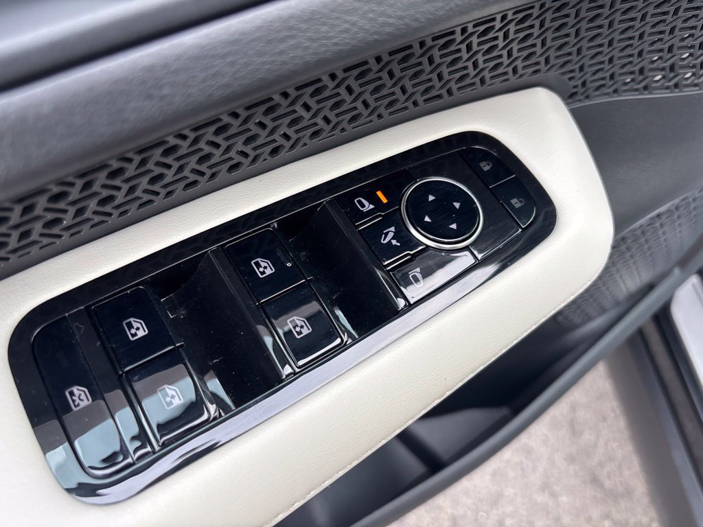 Certified 2023 Nissan Ariya AWD image 18