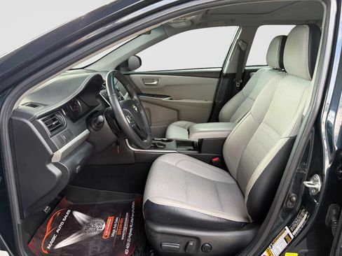 Used 2017 Toyota Camry SE w/ Moonroof Package FWD image 12