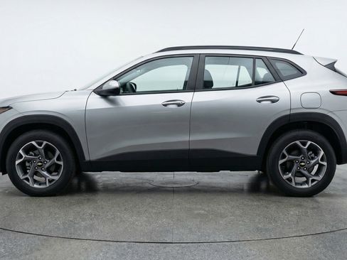 Used 2025 Chevrolet Trax LT w/ LT Convenience Package FWD image 5