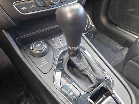 Certified 2021 Jeep Cherokee Limited w/ Mopar Interior Package image 33