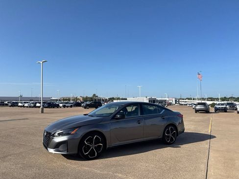 Certified 2024 Nissan Altima 2.5 SR FWD image 11
