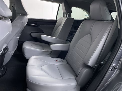 Used 2020 Toyota Highlander XLE image 21