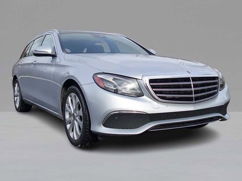 Used 2022 Mercedes-Benz E 350 4MATIC Sedan image 3