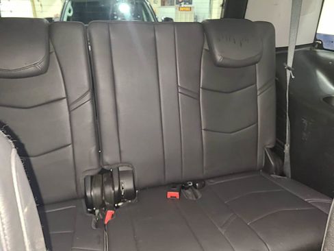 Used 2019 Cadillac Escalade Luxury image 10