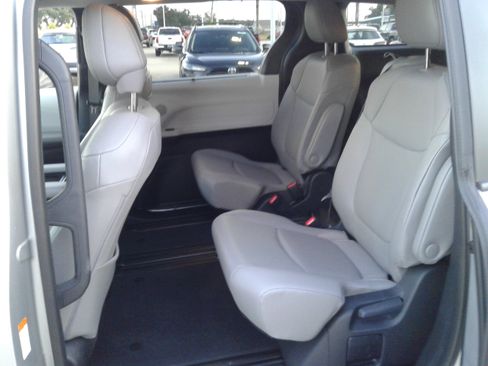Used 2025 Toyota Sienna XLE image 14