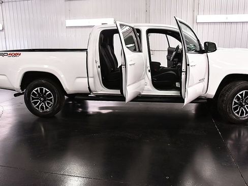 Used 2023 Toyota Tacoma TRD Sport AWD/4WD image 31