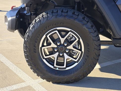 Used 2025 Jeep Wrangler Unlimited Rubicon w/ Technology Group image 14