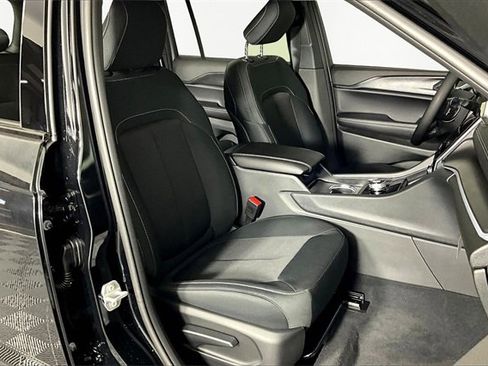 New 2025 Jeep Grand Cherokee Laredo X image 12