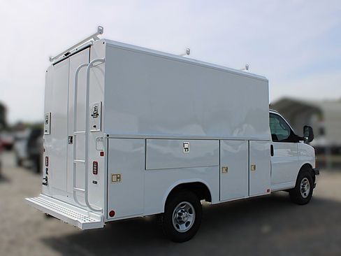 Used 2024 Chevrolet Express 3500 w/ Power Convenience Package image 4