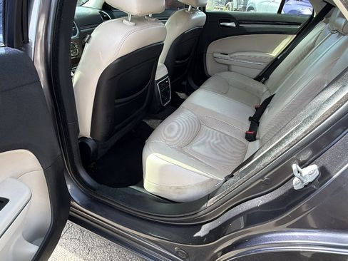 Used 2018 Chrysler 300 Limited image 22