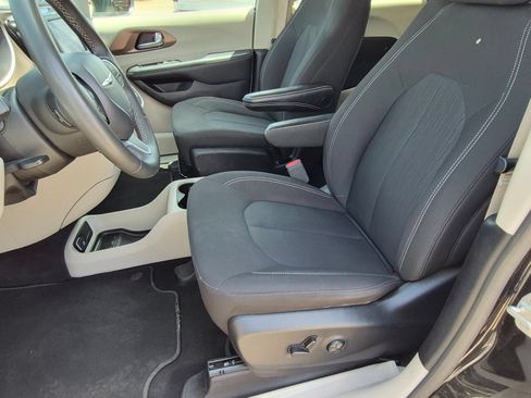 Used 2023 Chrysler Voyager LX FWD image 22