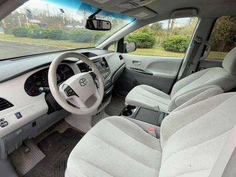 Used 2014 Toyota Sienna LE image 13