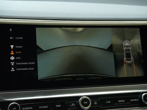 Used 2023 Bentley Flying Spur Azure AWD/4WD image 17