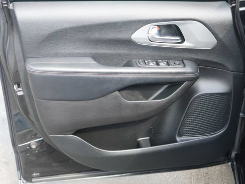Used 2019 Chrysler Pacifica Touring-L w/ S Appearance Package FWD image 10