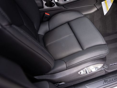 Certified 2026 Porsche Macan AWD/4WD image 34