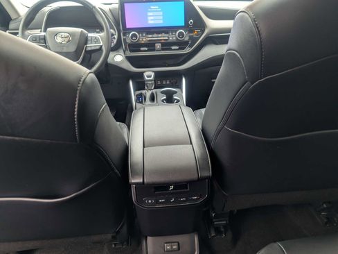 Certified 2023 Toyota Highlander XLE image 19