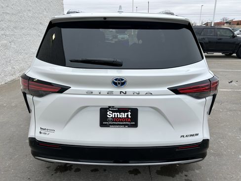 Used 2025 Toyota Sienna Platinum image 5