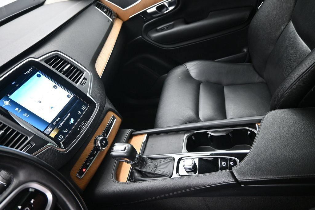 Used 2022 Volvo XC90 T6 Momentum w/ Climate Package AWD/4WD image 18
