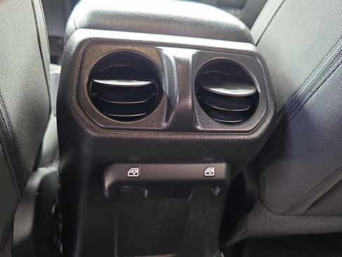 Used 2022 Jeep Wrangler Unlimited Sport image 17